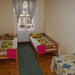 Hostal Caterina Private And Budapest